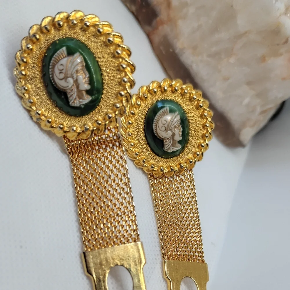 Vintage Gold Tone and Green Soldier Cameo Unisex Cufflinks - Picture 5 of 8